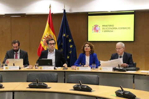 La ministra de Hacienda, María Jesús Montero y el ministro de Economía, Carlos Cuerpo
