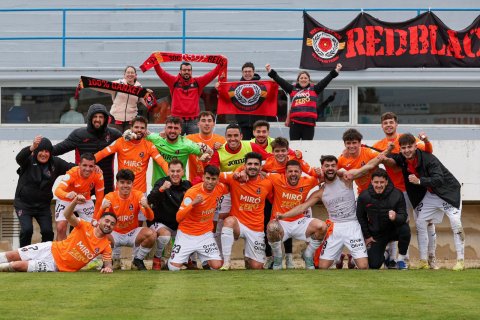 Los jugadores celebran la victoria en Sa Pobla.