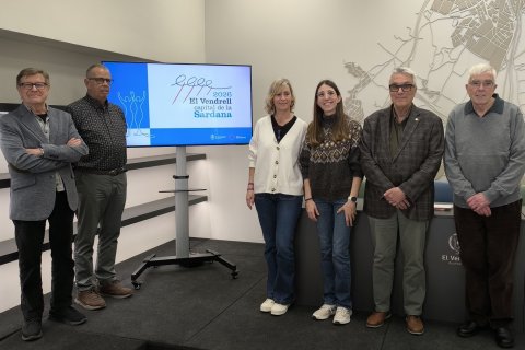 Representants de la Capitalitat de la sardana amb la compositora.