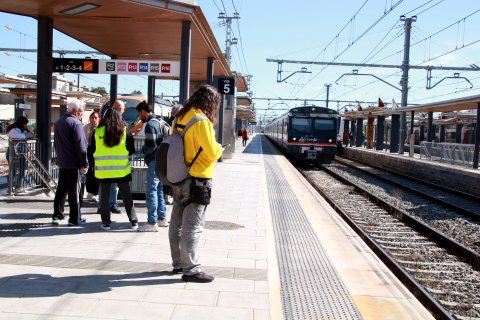 Diversos pasajeros en la estación de Sant Vicenç de Calders en el primer día de las obras del túnel del Garraf