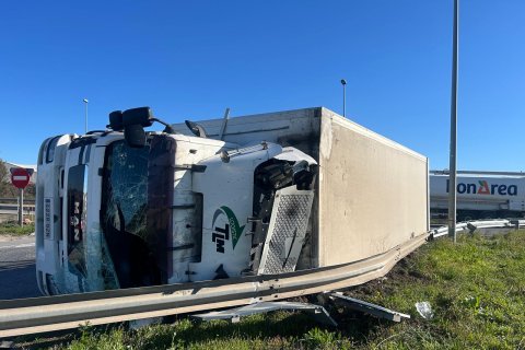 El vehículo ha perdido la estabilidad y ha volcado lateralmente en la rotonda de la C-14 en Montblanc.