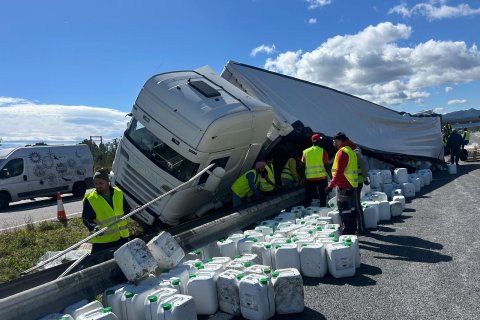 Camión accidentado en la AP-7 con garrafas con líquido fertilizante. Circulaba a la altura de Mont-roig este sábado 14 de marzo.