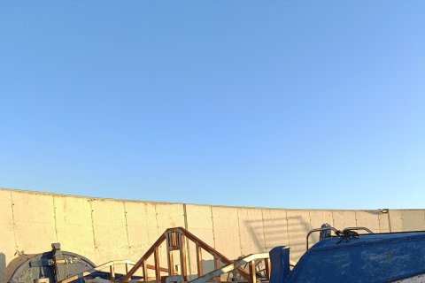 La barca espera un destino para ser exhibida como pieza de museo.