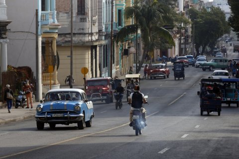 Vehículos transitan por una avenida este lunes, en La Habana, (Cuba). El Gobierno cubano está preparando una serie de reformas de corte económico para tratar de reactivar su economía.