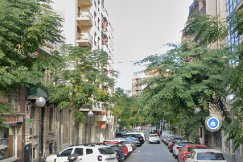 El piso se encuentra en la calle Hernández Sanahuja.