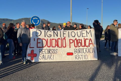 Algunos de los docentes participantes en la protesta con una pancarta en Montblanc.