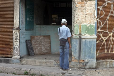 Una persona observa una lista de productos en una bodega este lunes, en La Habana (Cuba).