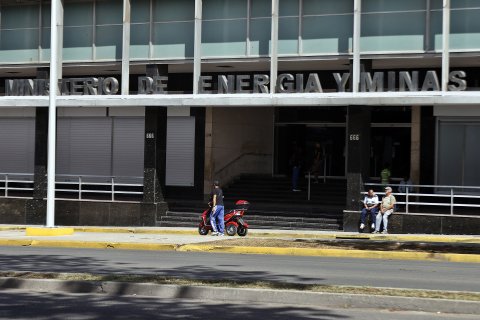Una persona camina este lunes, frente al Ministerio de Energía y Minas, en La Habana (Cuba).