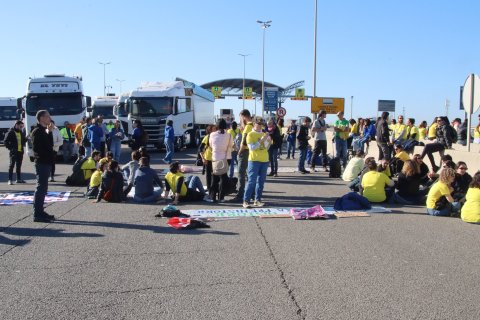 Imagen del corte del acceso al puerto de Tarragona en la A-27 realizado por los profesores