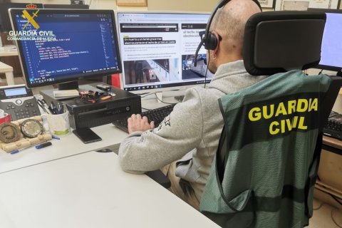Un agente del equipo de respuesta de delitos de odio de la Guardia Civil de Lleida