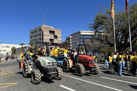 Profesores y agricultores en la Plaça Imperial Tarraco, este martes