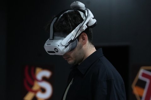 Un visitante en el centro IDEAL de Barcelona, experimentando a través de la realidad virtual, los últimos dias de Pompeya