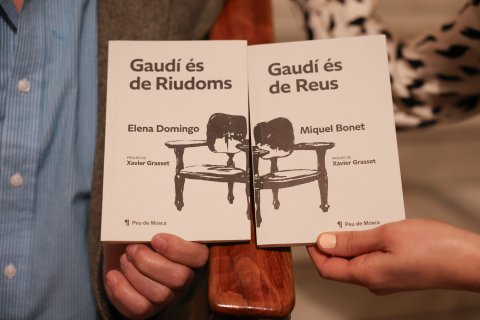 La publicació no són dos llibres diferents, és un mateix que es pot llegir per banda i banda.