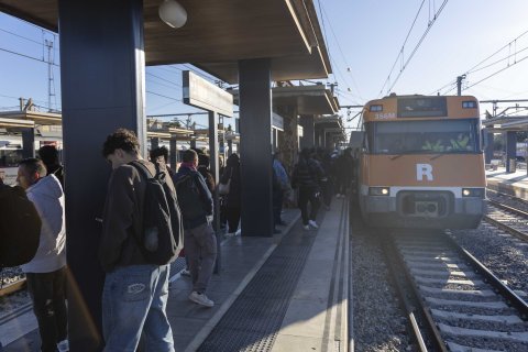 Uno de los convoyes esperando en la estación de Sant Vicenç de Calders.
