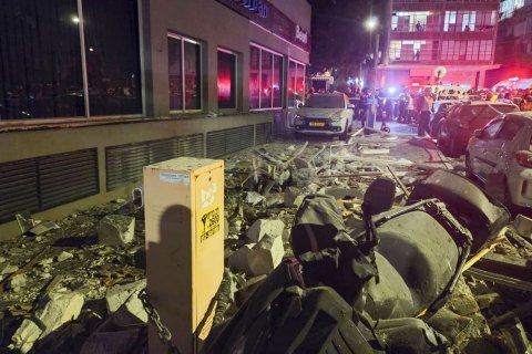 Dos personas murieron en Ramat Gan, en el distrito de Tel Aviv, por un impacto en su edificio registrado tras una andanada de misiles de Irán