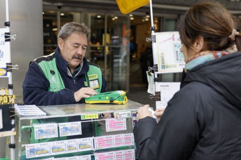 Imagen de archivo de un vendedor de la ONCE en su puesto de trabajo