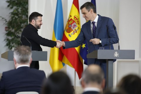 El presidente del Gobierno, Pedro Sánchez (d) durante la rueda de prensa conjunta con el presidente de Ucrania, Volodímir Zelenski (i) tras su encuentro en la Moncloa