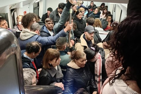 Imagen de archo de un tren saturado de viajeros.