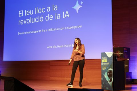 Anna Via, responsable de IA en InfoJobs, durante su ponencia en el Reus Tech Summit 2026 en firaReus Events.