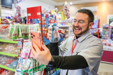 Nil Cebrián, responsable de redes de La Pepa Chuches, graba vídeos mostrando los productos que venden a través de su web o preparando los pedidos antes de enviarlos.
