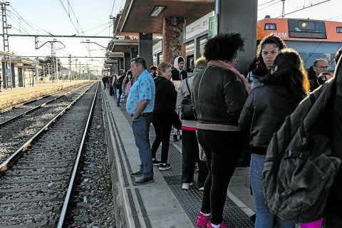 Los usuarios de la estación de Sant Vicenç de Calders.