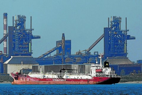 Un buque cargado de gas navega cerca de una instalación energética en Francia