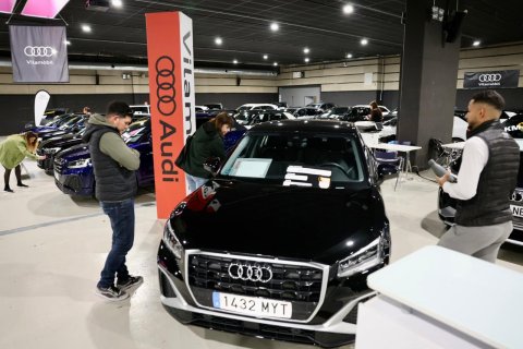 Los primeros visitantes han entrado puntuales esta mañana de jueves para llevarse los primeros coches.