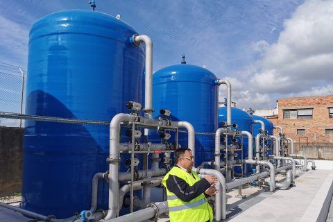 Rafael Torrico, jefe de producción de Ematsa, este jueves explicando el sistema de depuración.