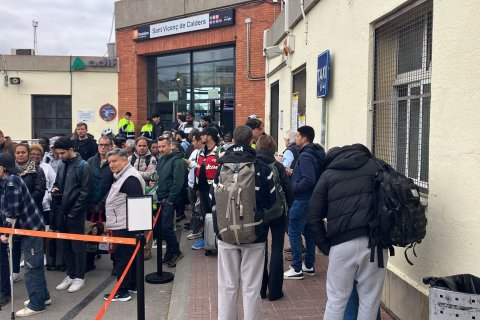 Imagen de los usuarios de tren en la estación de Sant Vicenç de Calders