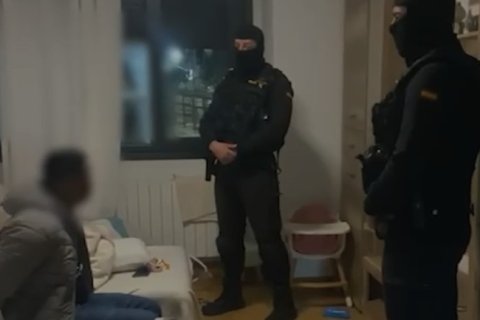 Dos agentes de la Guardia Civil con uno de los detenidos.