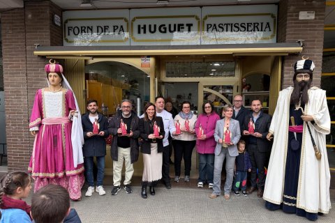 Representants del govern municipal han assistit a la inauguració de la figura de xocolata.