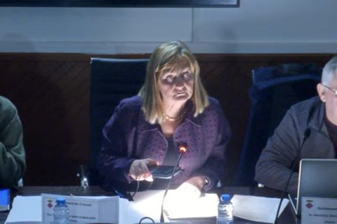 La alcaldesa Montse Muñoz usa la linterna del móvil en la sala de plenos.