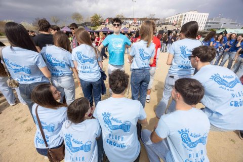 Estudiantes con sus camisetas en la Festa Major de la URV 2026