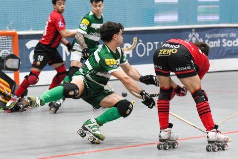 Un instante del apasionante derbi entre Calafell y Reus.