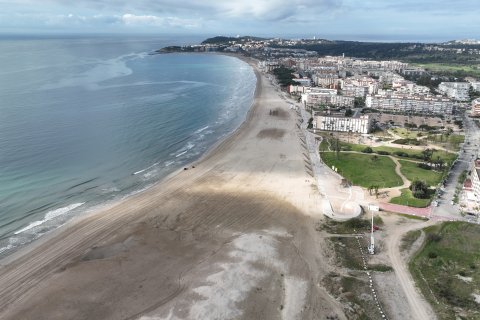 La playa de La Pineda lleva más de 20 años recibiendo aportaciones de arena anuales.