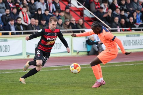 Alberto Benito conduce un balón durante el partido ante el Barça Atlètic, en el Estadi.