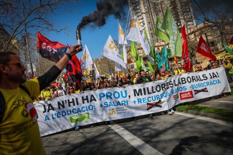 Momento de la manifestación de los docentes celebrada este viernes en Barcelona