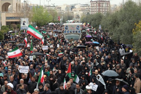 Imagen de la ceremonia funeraria del Ministro de Inteligencia iraní Esmail Khatib y su familia, asesinados el 18 de marzo