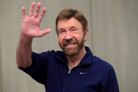 Fotografía de archivo del 26 de noviembre del 2018 que muestra al actor estadounidense Chuck Norris saludando en la 15º campaña de la fundación benéfica Shoe Box en el hotel Kempinski Corvinus de Budapest (Hungría).&nbsp;