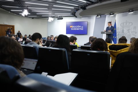 El presidente del Gobierno, Pedro Sánchez, durante su comparecencia este viernes, tras finalizar la reunión del Consejo de Ministros extraordinario en la Moncloa.