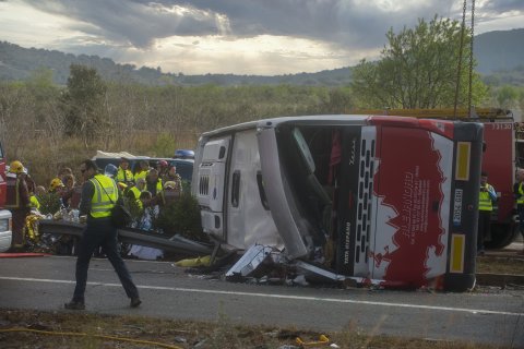 El autobús accidentado en la AP-7 a la altura de Freginals el 20 de marzo de 2016.&nbsp;