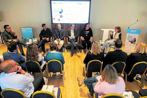 De izquierda a derecha: el periodista Marc Griso, el presidente de la Associació Hotels de Tarragona, Xavier Jornet; el vicepresidente de la FEHT, Quim Cristià; el académico de la URV Miquel Àngel Bové; la directora de Suite of Art, Mary Lacueva, y la periodista Laia Díaz.