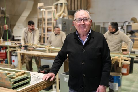 Ramon Moix, fundador de Moix ebanisteria, posando en el taller de su empresa en Reus.