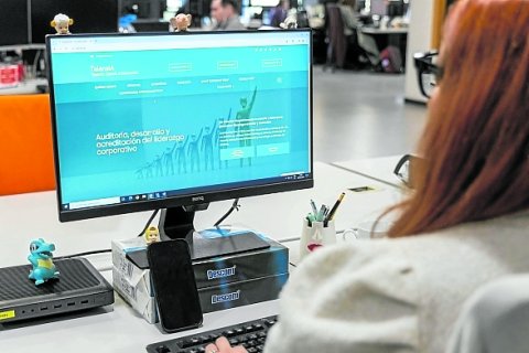 La propuesta es una plataforma que combina IA generativa y análisis de datos