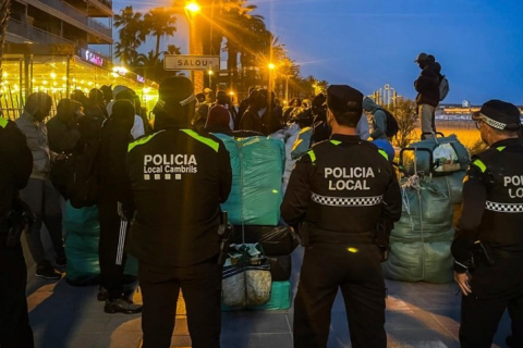 Agentes de la Policía Local de Cambrils durante una intervención en el paseo del Cap de Sant Pere.