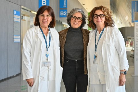 Tere Godall y Cristina Marsal, enfermeras del Hospital Sant Joan, con Beatriz Lozano, expaciente.