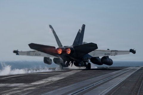 Un avión de combate de EE.UU. despega de un portaaviones durante la Operación Furia Épica contra el régimen iraní.&nbsp;