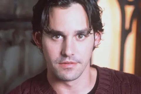 Nicholas Brendon falleció por causas naturales mientras dormía.