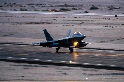 Un avión de combate de EE.UU. despega de una base durante la Operación Furia Épica contra el régimen iraní.&nbsp;