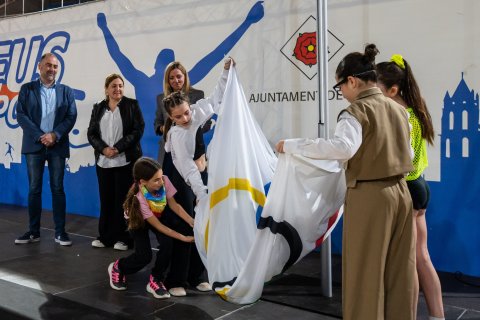 La baixada de la bandera olímpica acomiada una nova edició de l’Olimpíada Escolar de Reus.